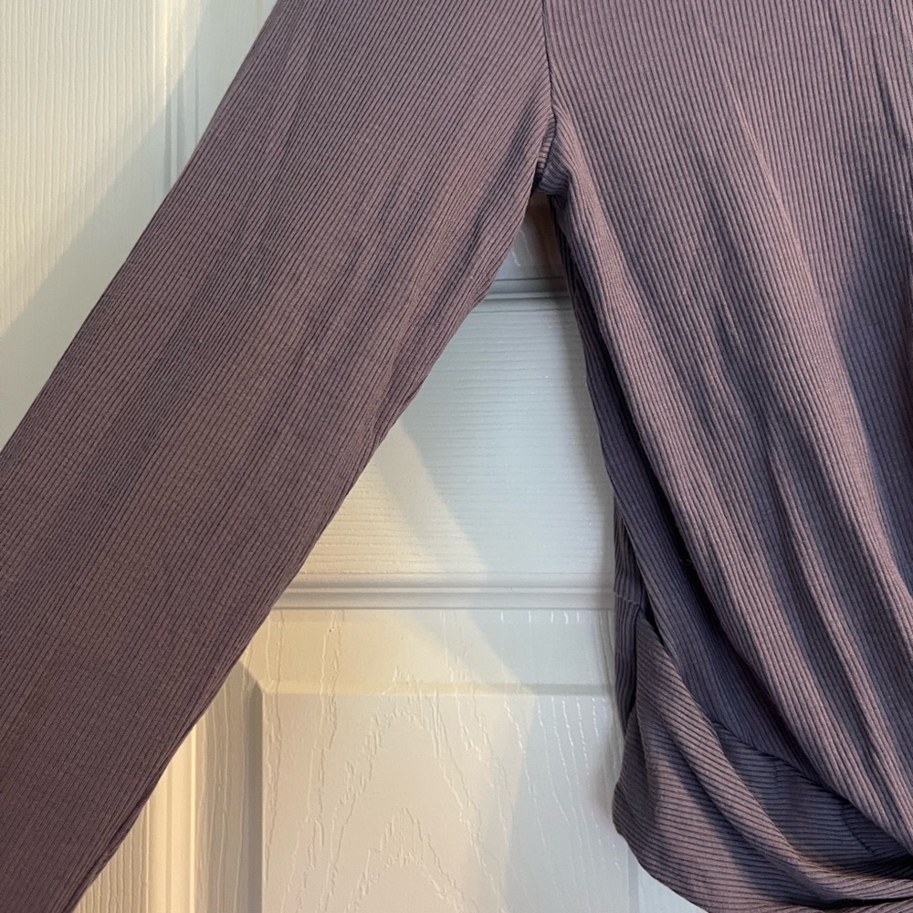 Vuori Women's Long Sleeve Cove Twist Front Top Cropped Purple cover Pilates - Picture 5 of 7